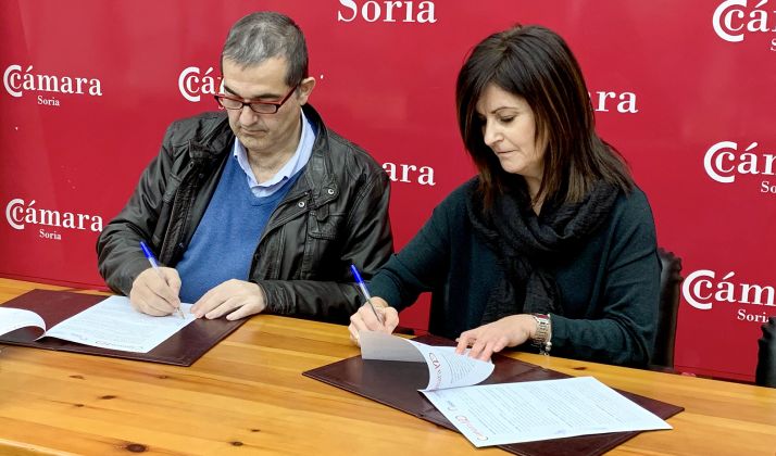 Milagros Pérez y Alberto Santamaría en la firma del acuerdo. /CC