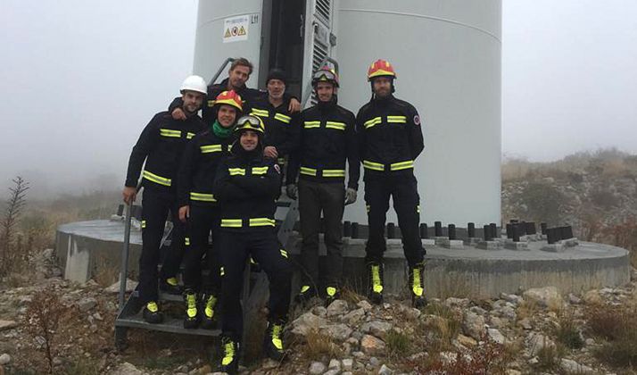 Los bomberos, junto a un aerogenerador en Trébago. /Ayto.