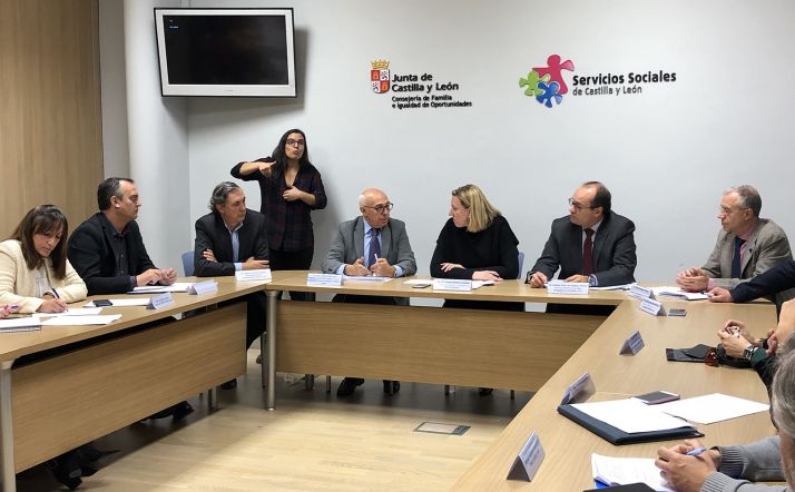 Renión entre responsables de la Consejería de Familia e Igualdad y del CERMI. /Jta.