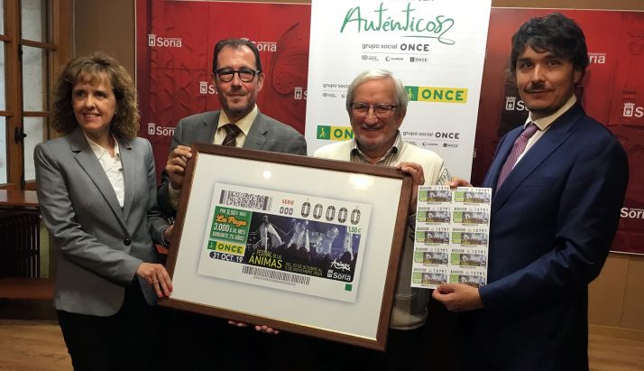 Rosa Rubio, Ismael Pérez, Jesús Bárez y Jesús Blanco con el cupón. /ONCE