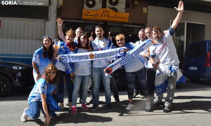 Seguidores del CD Numancia ante el cuartel general baturro antes del partido. /SN