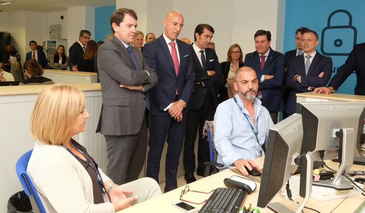 Mañueco, (izda.) en el Parque Tecnológico de León este martes. /Jta.