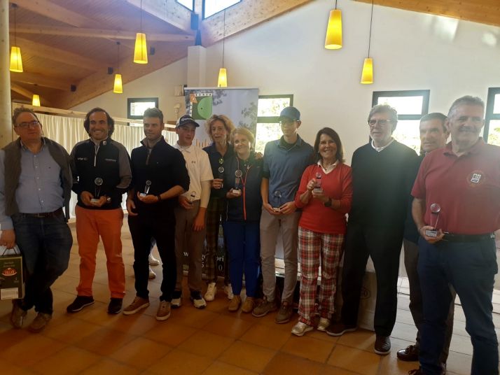 Esther Garcés, Iñaki Peña y Jesús Navarro, ganadores del Foes 2019 de golf