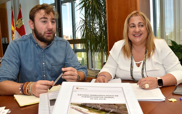 De Gregorio y García con el informe, en primer término. /Jta.