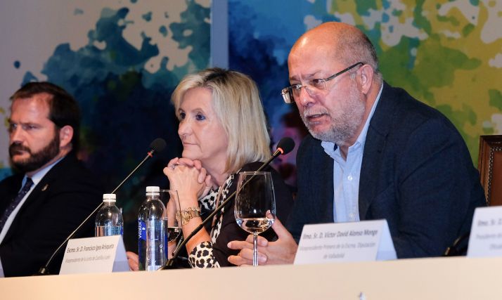 Igea, junto a la consejera de Sanidad, Verónica Casado en la apertura del congreso de farmacéuticos. 