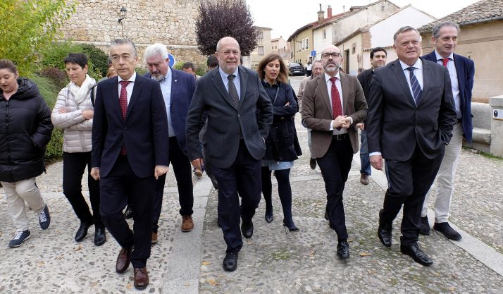 Igea, en el centro, durante su visita este martes a Lerma. /Jta.