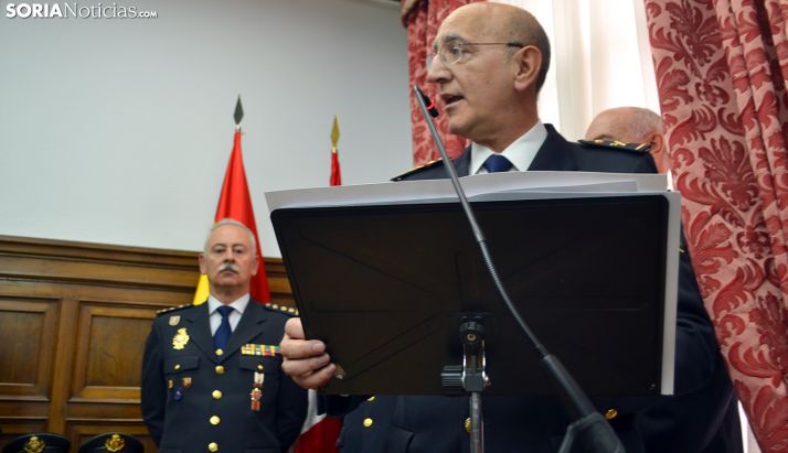 Campesino, en la Subdelegación este miércoles. Detrás, Luis Gibert, anterior comisario de Soria. /SN