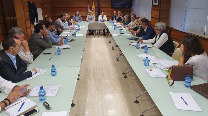 Reunión de la Junta con representantes de sectores afectados. /Jta