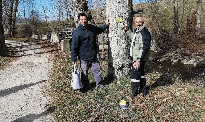 Voluntarios en la señalización del sendero que une Linares con San Pedro Manrique. /matasejun.blogspot.com