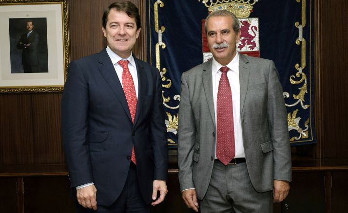 Agustín Sánchez de Vega, (izda.), junto con el presidente de la Comunidad. /Jta.