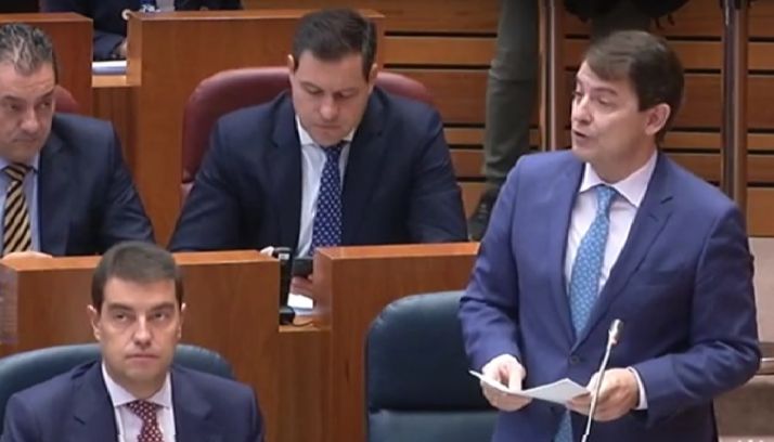 Alfonso Fernández Mañueco (dcha.), en su intervención plenaria este martes. 