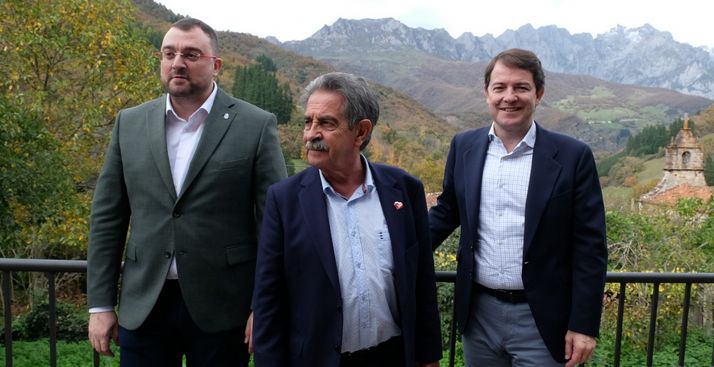 Los presidentes de las tres autonomías, con Mañueco a la derecha.