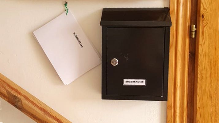El buzón y cuartillas en el centro de usos múltiples para aportar ideas. 