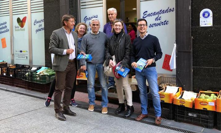 Visita de los candidatos populares a un establecimiento de ultramarinos en Ólvega. 