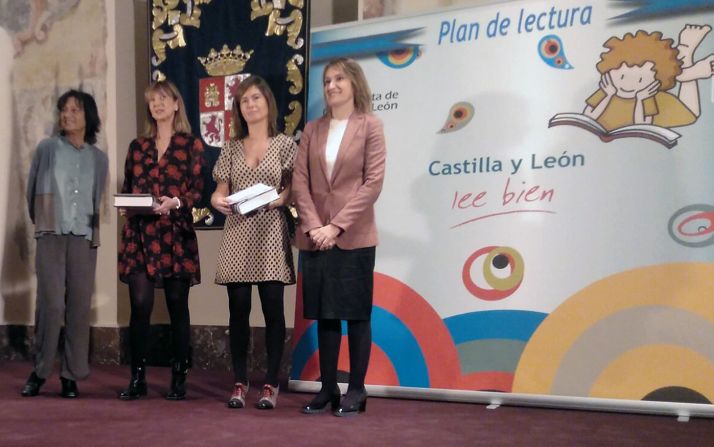 Las premiadas, en el centro, junto a la consejera (dcha.) en la entrega del premio. /FMD
