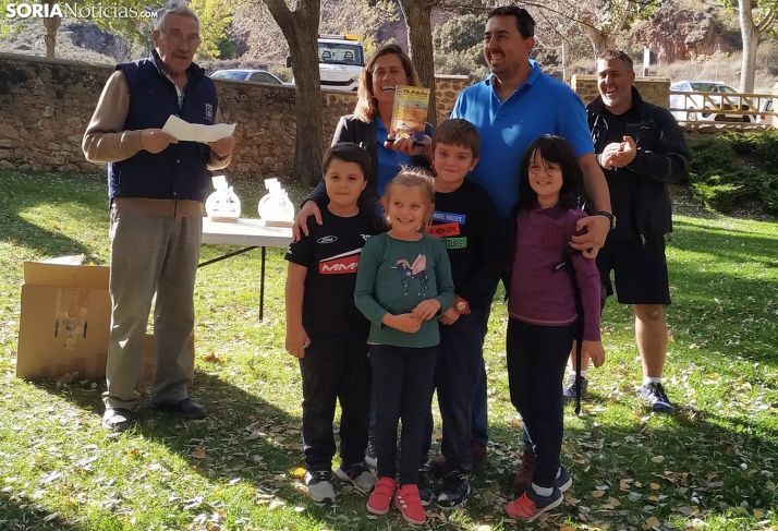 El ganador y familia, tras recoger el trofeo. /SN