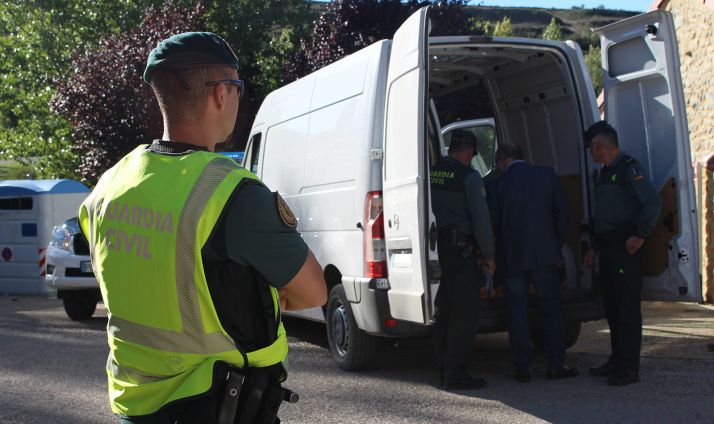 El subdelegado, entre los agentes de la GC en la revisión de una furgoneta en Villar del Río ayer. /GC