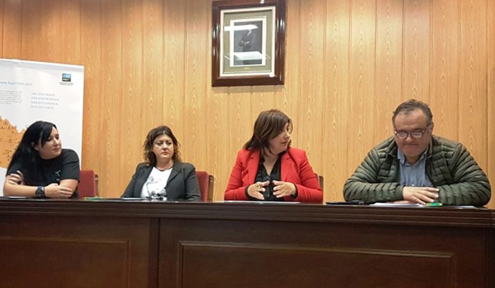 Imagen del acto de rúbrica de los contratos. /TSC