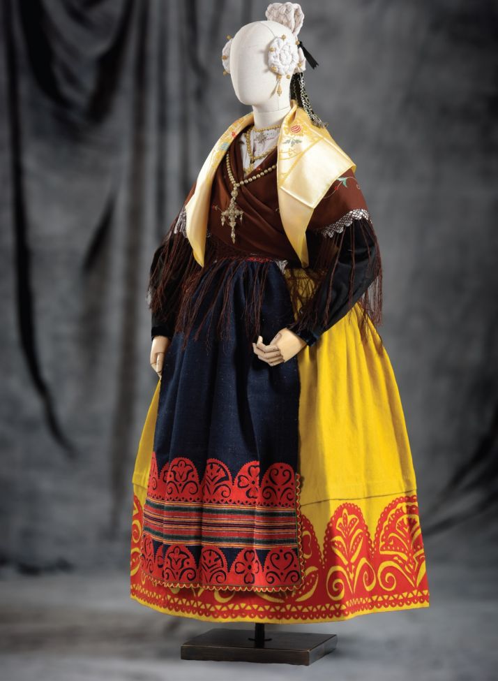 La exposición A la gala de la buena novia se completa con un traje abulense