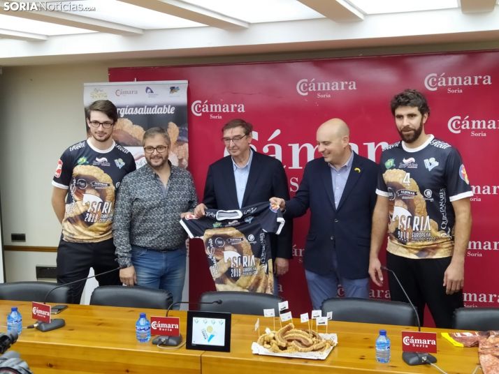 El Río Duero visibiliza nuevamente el torrezno en la camiseta que portará el líbero