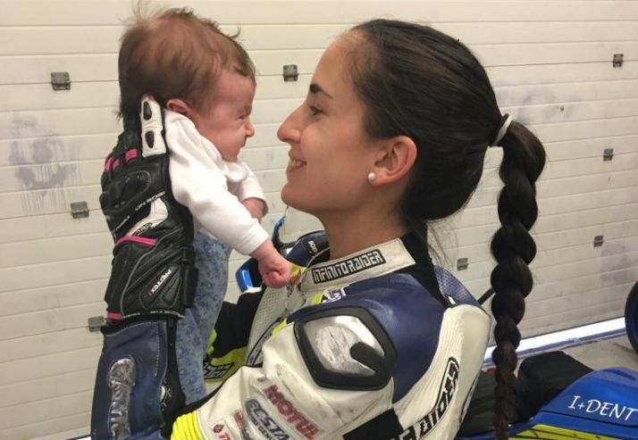 Cristina Juarranz sujeta a Iris, su recién nacida.