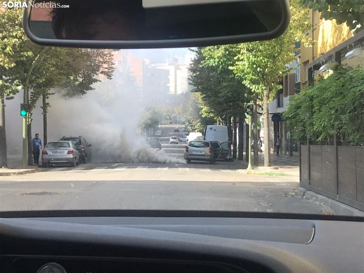 Susto en Mariano Vicén: se revoluciona un turismo y genera una cantidad importante de humo a su alrededor