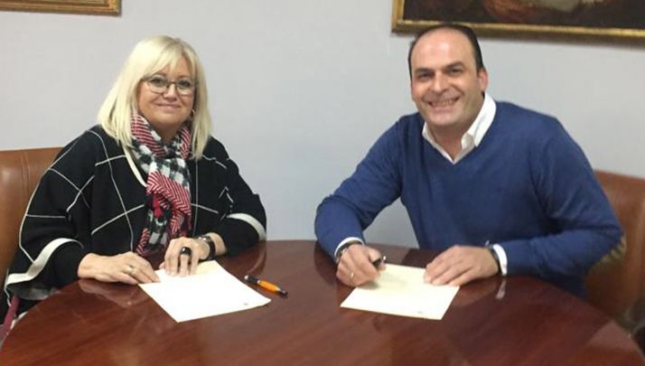 Carmen Rivera, del CEIP Manuel Zorrilla con el regidor burgense.  