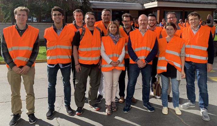 Grupo de socios del APROVE en visita a Kronospan, en Castañares. /Jta.