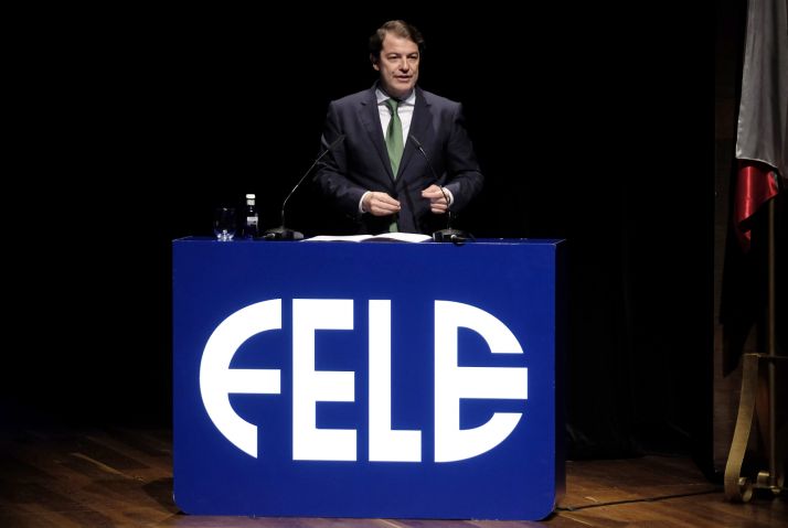 El presidente de la Junta aboga por crear un ecosistema estable que favorezca el desarrollo empresarial