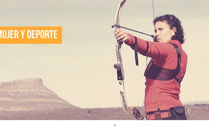En ‘Mujer y deporte’, la arquera Raquel Frías fomenta la igualdad de género en San Esteban 