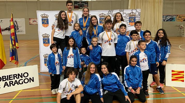 La expedición soriana en Alfajarín, con sus medallas. 