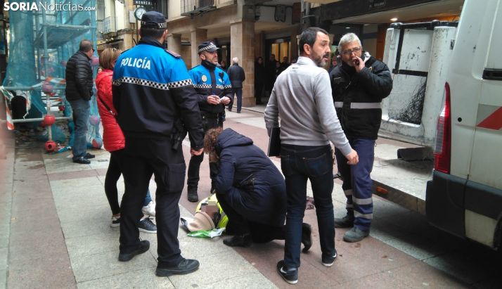 El trabajador, tras la caída, atendido por los viandantes en primera instancia. /SN
