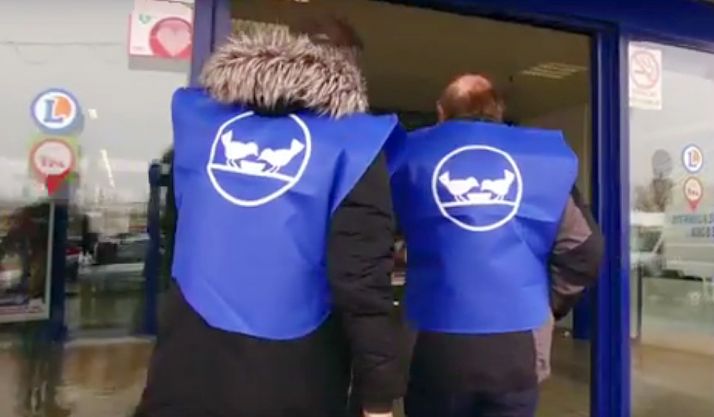 Voluntarios del BALSO entran en el híper de Las Casas en una campaña. /BALSO