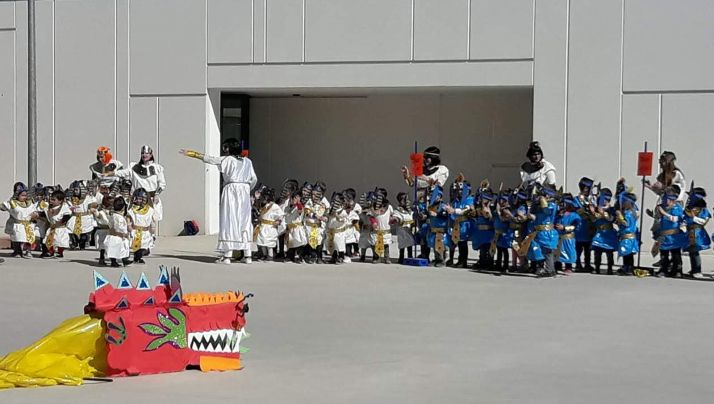 Una actividad lúdica en el patio del CEIP de Golmayo. 