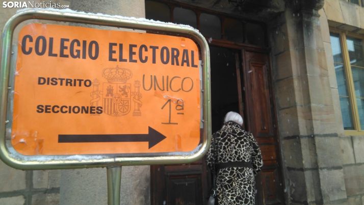Entrada al colegio electoral de Covaleda este domingo por la mañana. /SN