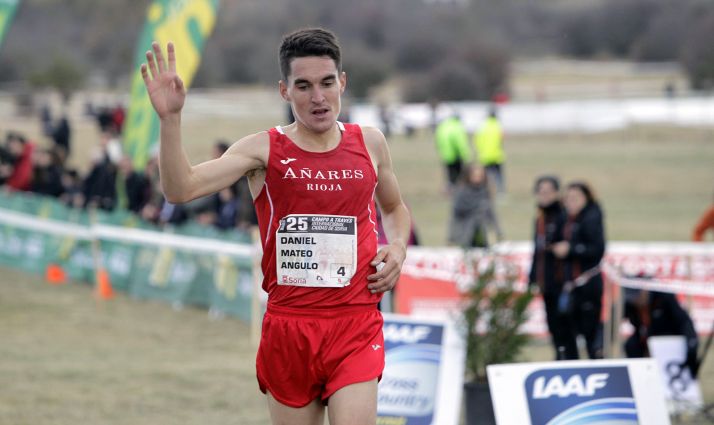 Mateo entra en meta en una edición del cross. /DSA