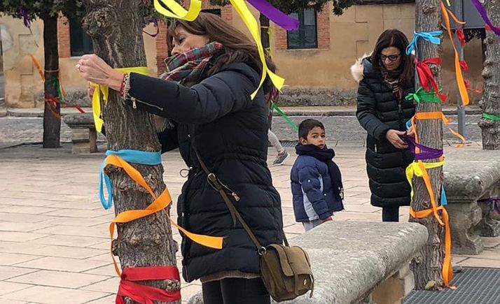 Lazos de distintos colores conmemoran la jornada. 