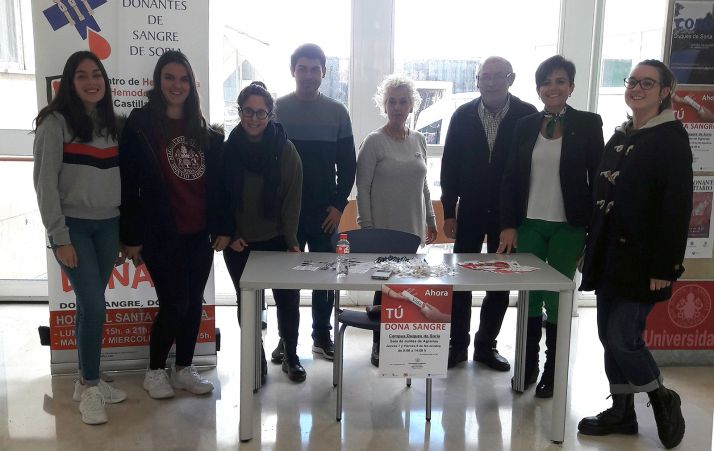 Imagen de la mesa informativa desplegada en las dependencias del Campus. 