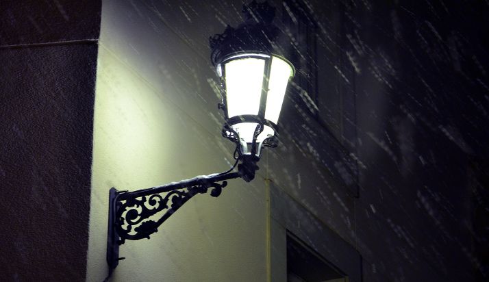 Una farola del Casco ilumina la nieve caída en la tarde del pasado día 14. /SN