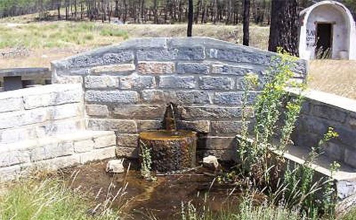 Fuente y un chozo de resineros en un pinar de Tardelcuende. 
