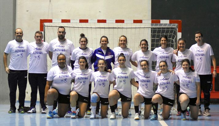 Homenaje de las Guerreras del Moncayo a Ainhoa, con el chándal azul, quien se ha roto el cruzado. /JA Ortega