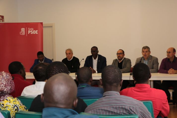 Encuentro de personas migrantes en el que han participado los candidatos al congreso y al senado junto al Secretario ejecutivo de política de Refugiados Luc Andre Diouf. PSOE