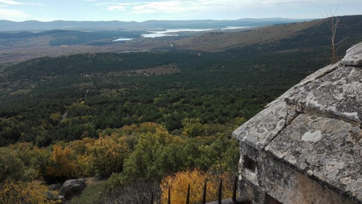 Vista desde la espadaña de la ermita del Castillo, con el pantano de la Cuerda del Pozo al fondo. /p.v.