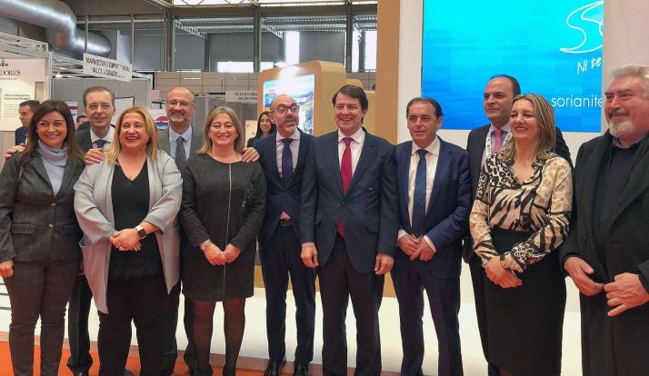 El presidente de la Junta (ctro.) en su visita al stand de la Diputación. 