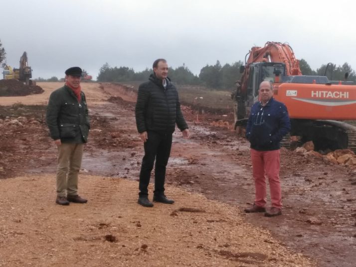 El candidato por Soria a la Cámara Alta, José Antonio Leal, ha acudido esta mañana a comprobar la situación en la que se encuentran las obras de la A11 a la altura del Temeroso.