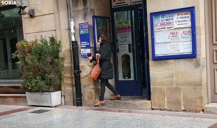 Una administración de lotería de la capital este viernes. /SN