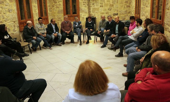 Morán, en el centro, durante el encuentro este jueves en Covaleda. 
