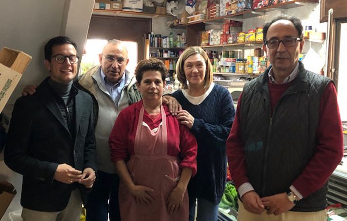 Candidatos del PP en una tienda rural de ultramarinos este miércoles. 