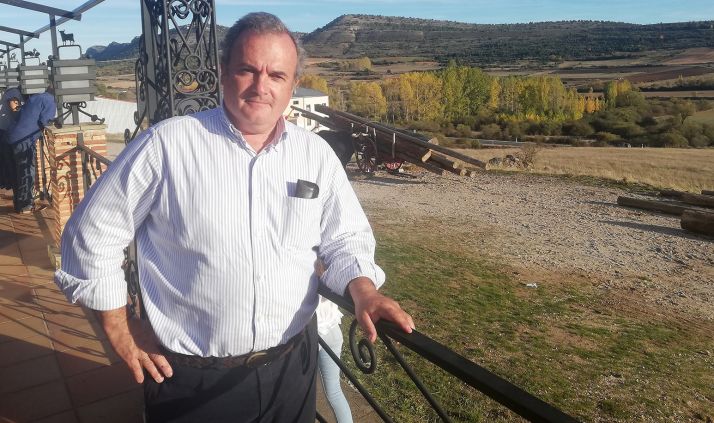 El ganadero, en los exteriores del establecimiento hotelero. 