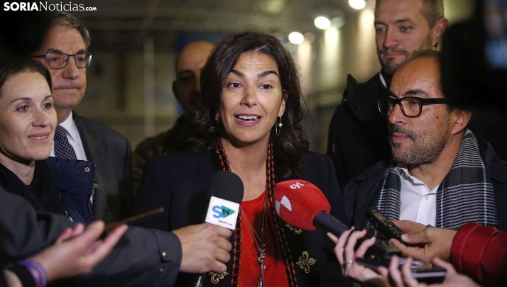 María José Rienda, entre María Perrino y Luis Rey esta tarde de martes. /SN